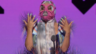 Lady Gaga zaszokowała kilkoma stylizacjami na rozdaniu nagród. Co jedna, to lepsza!