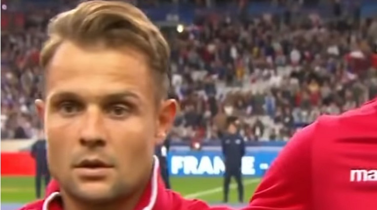 Megdöbbenve hallgatták az idegen himnuszt az albán válogatott focistái / Fotó: Youtube