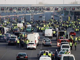 Protest przeciwko nowym podatkom od paliw we Francji.
