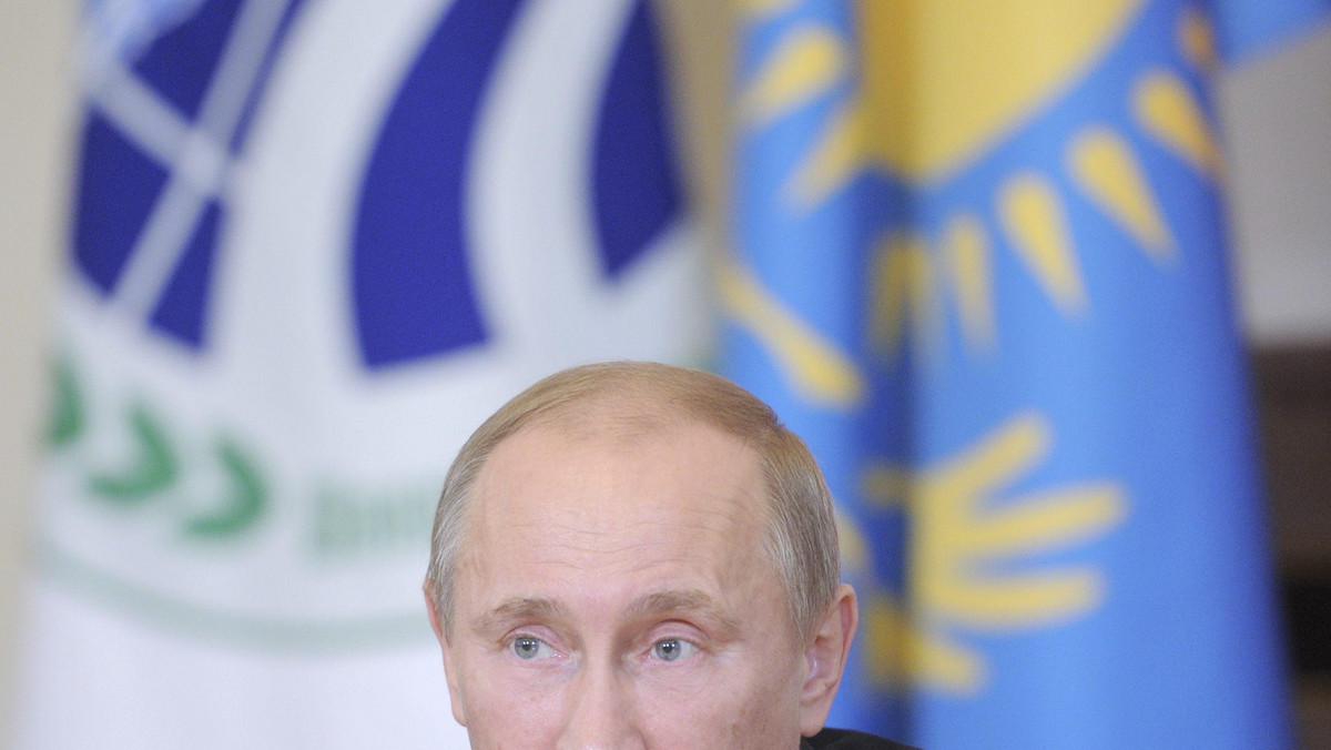 Premier Rosji Władimir Putin obiecał w poniedziałek, że jego kraj nie będzie łączyć ewentualnej pomocy finansowej dla Unii Europejskiej ze współpracą z UE w sferze energetycznej. Opozycyjny polityk i ekonomista Władimir Miłow określa wielkość pomocy proponowanej przez Rosję państwom strefy euro jako "śmiechu wartą".