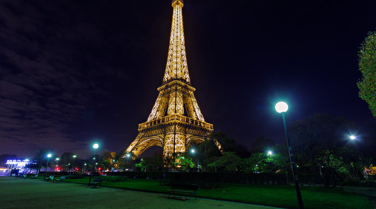 Lekapcsolják az Eiffel-torony világítását a londoni terrortámadás áldozataira emlékezve.  /Fotó: Northfoto