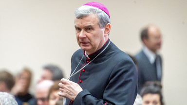 Biskup wprost o pomyśle zakazu sprzedaży alkoholu na stacjach paliw. Mówi o "polskiej racji stanu"