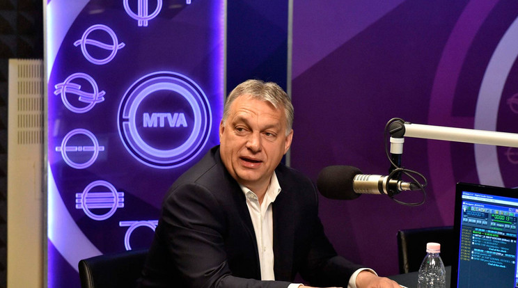 Orbán Viktor péntek reggel, a rádióban / Fotó: MTI