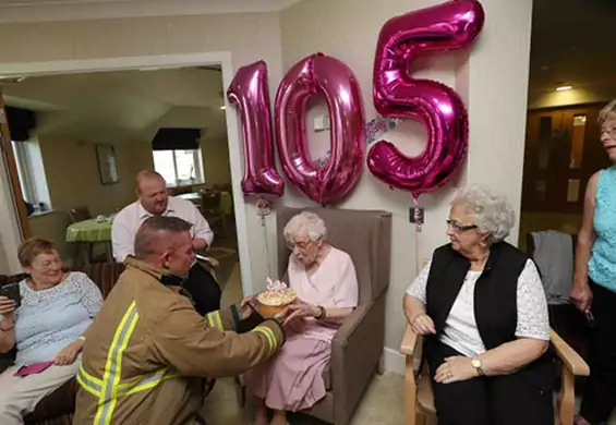 Na swoje 105. urodziny marzyła tylko o… wytatuowanym strażaku. Życzenie zostało spełnione