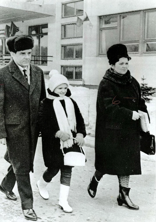 Władimir Komarow z żoną i dzieckiem (źródło: Flickr/Smithsonian Institution Archives)