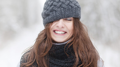 Zimowe bad hair days? Pokonaj puszenie i ciesz się zdrowo wyglądającymi włosami zimą!