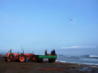 Caspian Sea by Hamed Saber morze kaspijskie morze plaża traktor przyroda