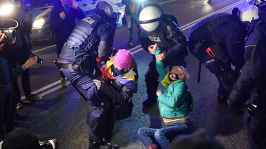 "Działamy, nie negocjujemy!!!" Szef stołecznej policji nakazał usuwanie siłą protestujących z ulic. Znamy treść jego polecenia