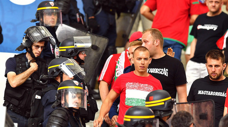 A tegnapi meccs előtt a franciák rendőröket küldtek a szurkolóinkra /Fotó: MTI