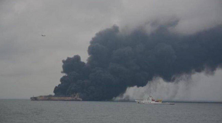 Hatalmas füstfelhőt okádva lángol a tanker, a legénység eltűnt / Fotó: Twitter