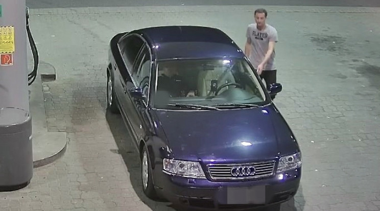 Beállt a férfi a hamis rendszámú autóval a töltőállomásra.../Fotó: Police.hu