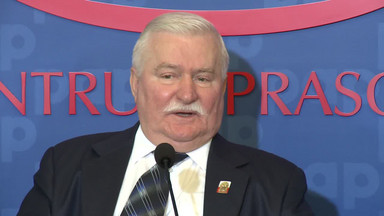 Lech Wałęsa żartuje na konferencji prasowej