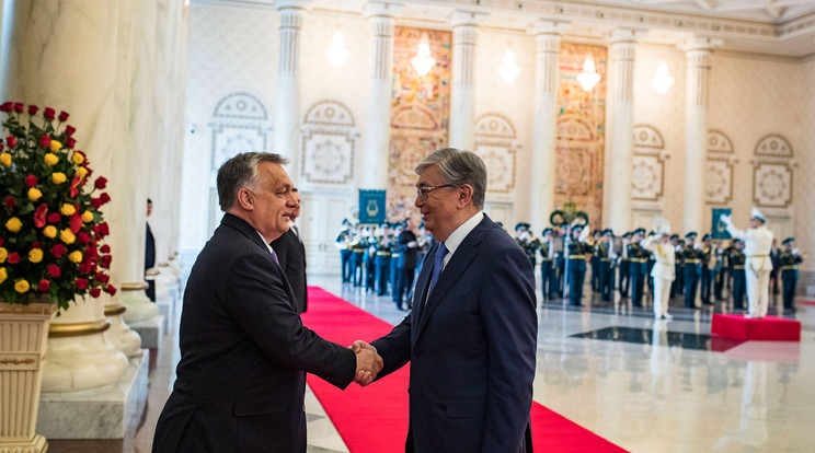 Kaszim-Zsomart Tokajev kazah államfő fogadta Orbán Viktor miniszterelnököt Nurszultanban / Fotó: MTI/Miniszterelnöki Sajtóiroda/Szecsődi Balázs