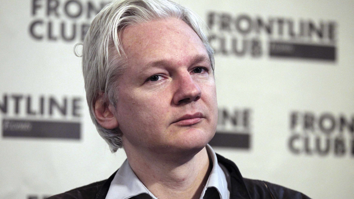 Przyznanie azylu założycielowi WikiLeaks Julianowi Assange'owi przez Ekwador, o czym poinformowano w czwartek w Quito, w niczym nie zmienia jego prawnego statusu - oświadczył rzecznik brytyjskiego MSZ. Londyn jest zdecydowany wydać Assange'a władzom szwedzkim.