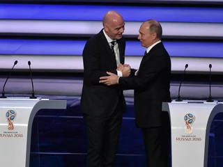 Prezydent Rosji Władymir Putin i szef FIFA Gianni Infantino podczas ceremonii losowania grup piłkarskich mistrzostw świata