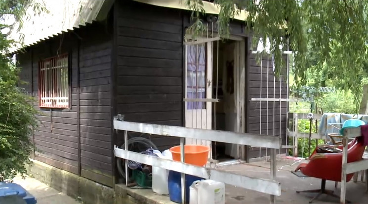 Ebben a 12 négyzetméteres házban húzta meg magát egy ideig a miskolci család
