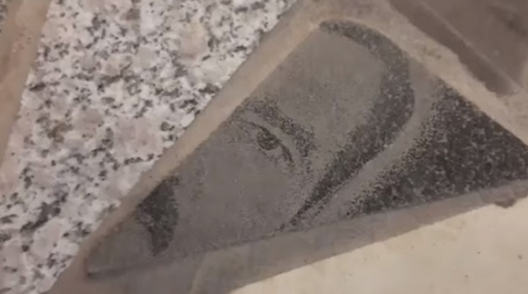 A sírkőrészlet a márványpadlóban / Fotó: Youtube