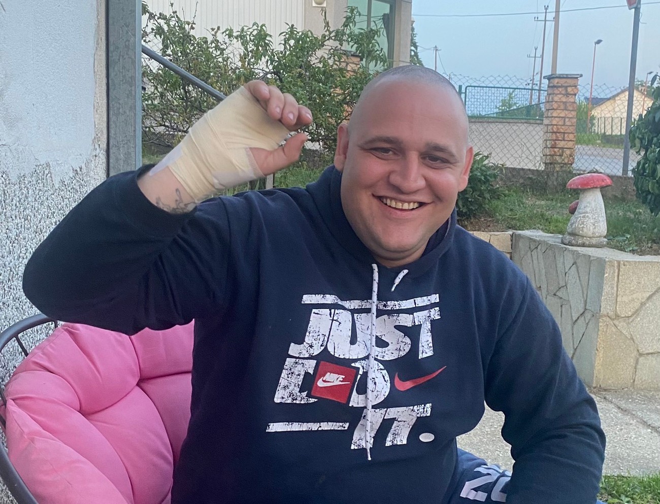 Nikola iz Aranđelovca razvaljivao daske na prozoru da spasi sugrađanina