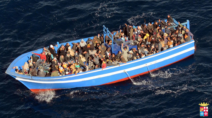 31 embert mentettek ki, két sodródó csónakból / fotó: MTI