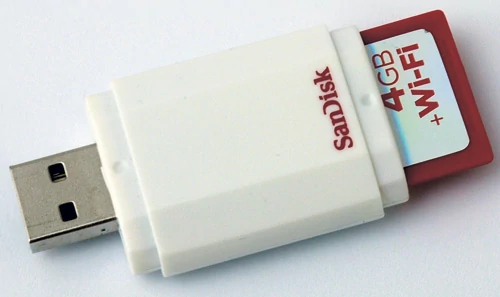 W zestawie z kartą sprzedawany jest czytnik USB