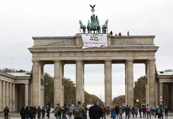 Aktywistki wspięły się na Bramę Brandenburską. Chcą spotkania z rządem