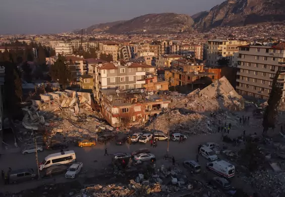 Aresztowano ponad 130 osób związanych z budową budynków, które zawaliły się w Turcji