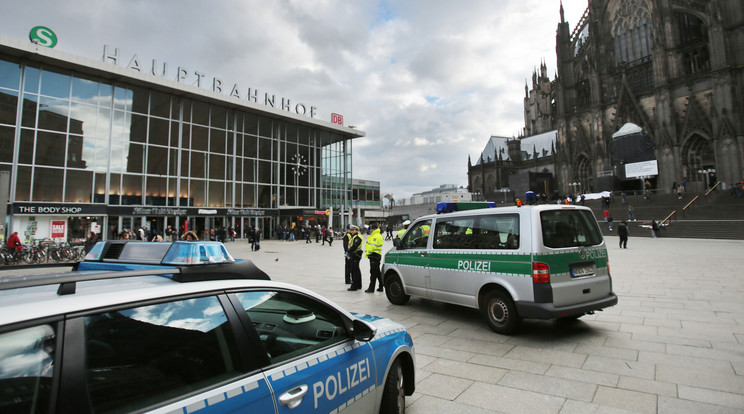 Szilveszterkor sok nőt zaklattak a kölni főpályaudvar környékén / Fotó: AFP