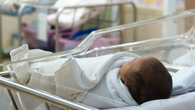 Kobieta z bólami porodowymi została odesłana ze szpitala. Dziecko urodziła w łazience