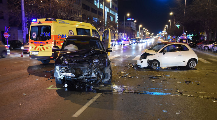Két személyautó ütközött a Váci úton