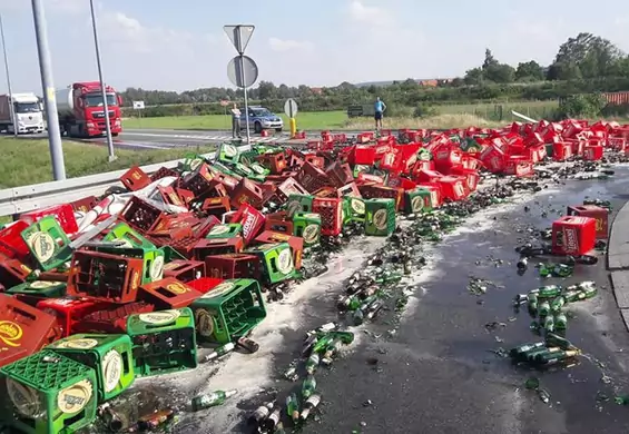 Tysiące butelek piwa rozbiło się na polskiej drodze