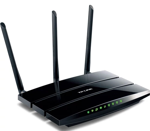 TP-LINK TD-W8970 - interesujący i stosunkowo niedrogi router z modemem ADSL2+. Oferuje właściwie większość funkcji, których potrzebuje zwykły użytkownik. Ma też przyzwoity zasięg sieci Wi-Fi i gigabitowy przełącznik LAN, oraz dwa porty USB 2.0 z funkcją serwera multimediów. Z drugiej strony - TP-LINK ma dość skomplikowany interfejs WWW, a producent nie oferuje funkcji smart home. Cena: od 220 zł