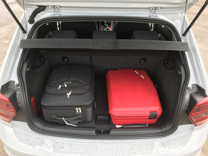 Bagażnik jest dość pojemny, chyba że pod podłogą jest subwoofer. VW Polo