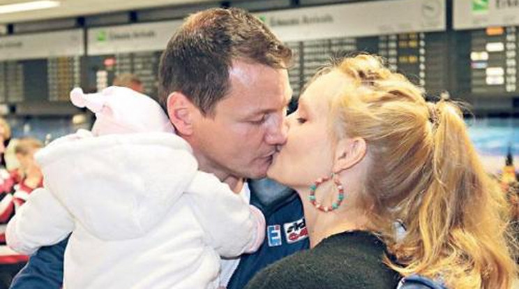 A győztes Madárt csókkal és gyermekével várta felesége