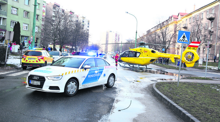A szívbeteghez érkező mentőhelikopter egy forgalmas csomópontban landolt /Fo­tó: dunaujvaros.com / Sándor Judit