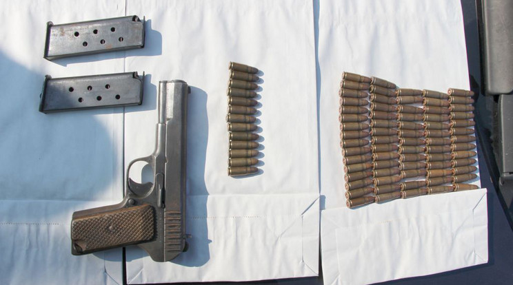 A berúgott férfinál ezt a fegyvert és 83 lőszert is találtak a rendőrök /Fotó: police.hu