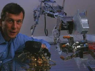 Początki ruchu biohackerskiego wiążą się z eksperymentem z 1998 r. autorstwa profesora Kevina Warwicka (na zdjęciu), któremu chirurgicznie wmontowano w ramię implant systemu identyfikacji fal radiowych mający na celu kontrolowanie urządzeń elektronicznych