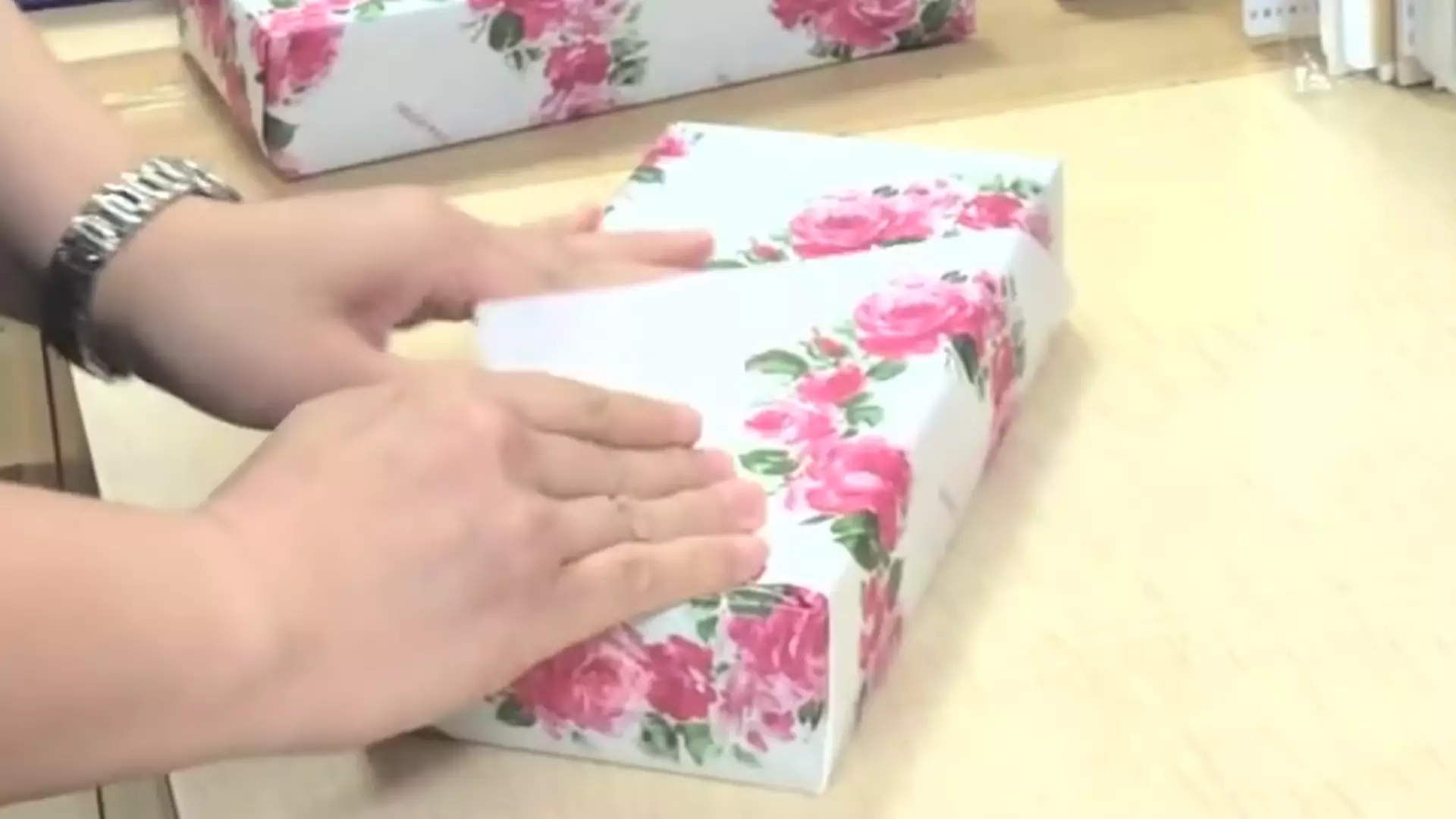 Dzięki tej sztuczce zapakujesz prezenty świąteczne w 12 sekund. Tak, to możliwe