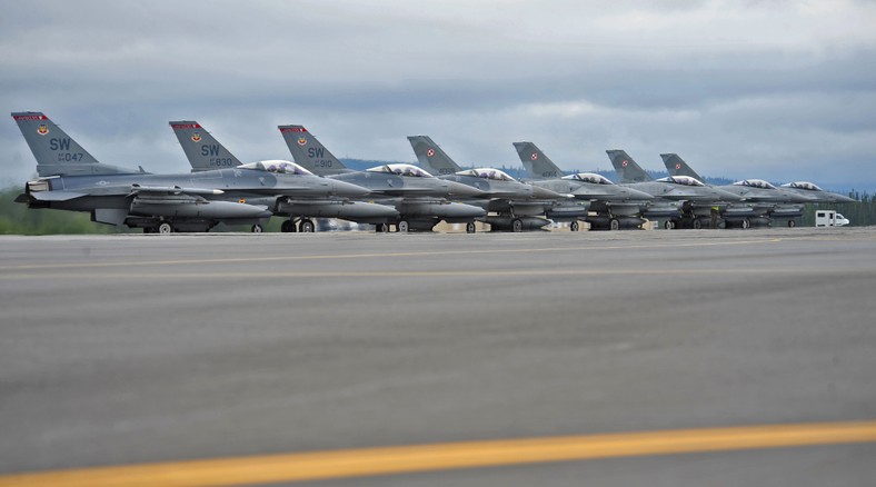 Polskie i amerykańskie F-16 na płycie lotniska w Eielson Air Force Base podczas ćwiczeń Red Flag w 2012 roku (fot. US Army)