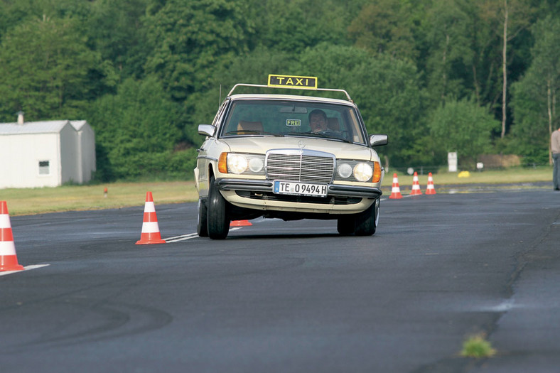 Mercedes W123 kontra Austin FX4Q - która taksówka jest lepsza?