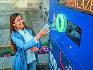 Inteligentne pojemniki na śmieci mają sensory i moduły umożliwiające komunikację. Do selektywnej zbiórki odpadów stosuje się także recyklomaty.