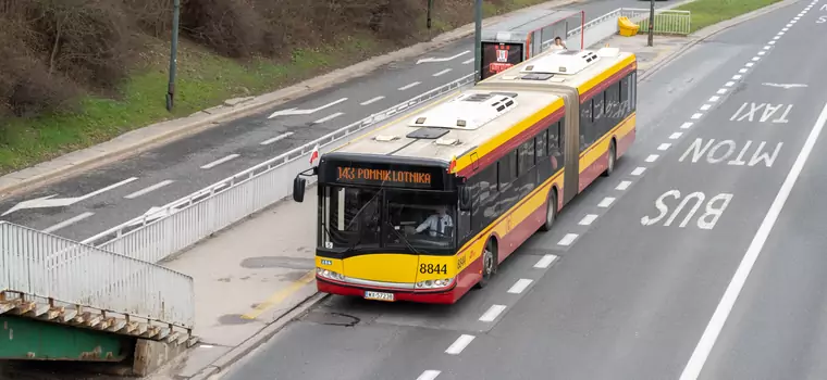 Kto ma pierwszeństwo: ja czy autobus wyjeżdżający z zatoki?