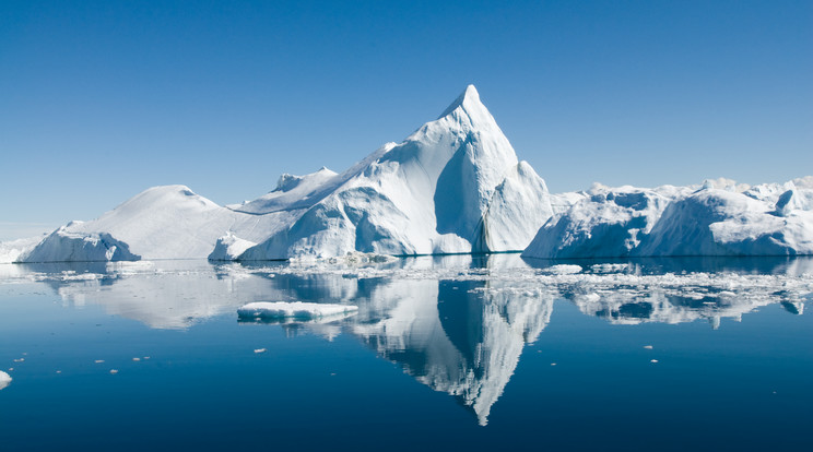 A jéghegyek képesek hajókat is elsüllyeszteni – vagy gazdaggá tenni a halászokat. Csendes tengeren úsznak a jéghegytörmelékek Grönland partjainál / Fotó: Getty Images