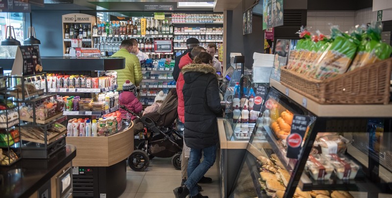 Zakaz sprzedaży alkoholu na stacjach paliw? "Czasem flaszkę kupuje co trzeci klient"