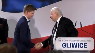 Kaczyński zaprosił na scenę Filipa: jako jedyny podjął interwencję