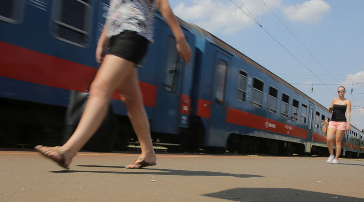 Hiába utaznak nyáron sokan a Balatonra, a MÁV mégis ritkítja a járatokat. Logikus, nem? /Fotó: Grnák László