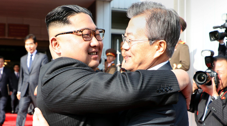 Kim Dzsongun és Mun Dzsein /Fotó: AFP