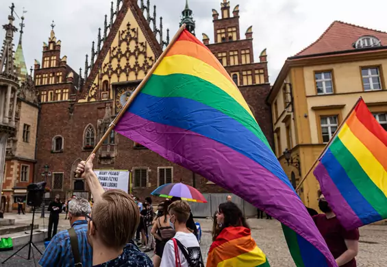 W Polsce nie użyjesz naklejek na Dzień Coming Outu. Facebook: „Osoby LGBT+ są w niebezpieczeństwie"