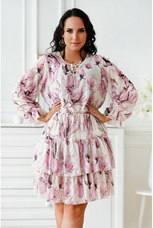 Sukienki - XL-ka Kremowa sukienka w kwiaty magnolii z falbanami - Litia - XL-ka - grafika 1