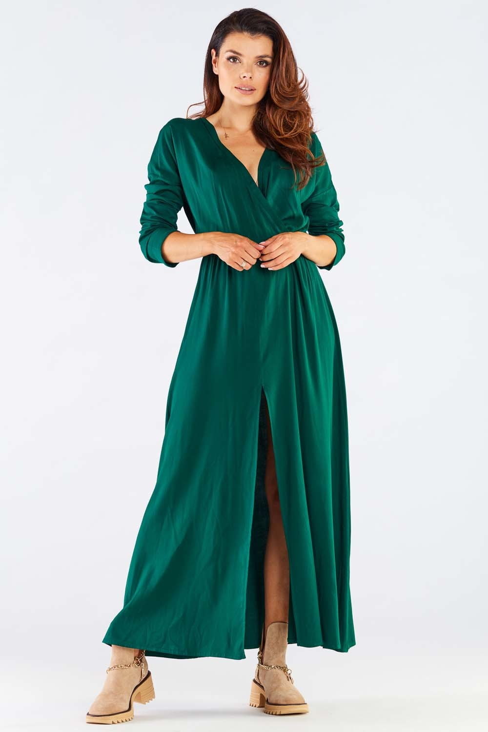 Sukienki - Awama Maxi Wiskozowa Sukienka z Kopertowym Dekoltem - Zielona - - grafika 1