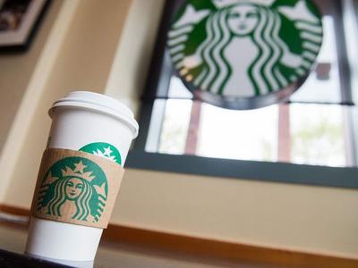 W końcu! Starbucks zrezygnuje z plastikowych słomek